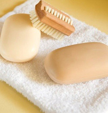 Loại xà phòng này được quảng cáo là rất đa năng, ngoài tắm, còn có thể sử dụng như sửa rửa mặt, kem tẩy trang... dùng lâu da sẽ trắng hồng, khí huyết lưu thông, không trắng xanh, trắng bệnh. Nhiều người dùng cho biết, sau khi sử dụng loại xà phòng này thấy da không trắng mịn hơn, công dụng của nó chỉ như những loại xà phòng tắm thông thường.