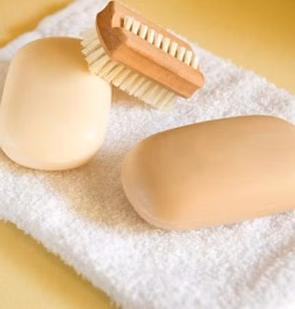 Loại xà phòng này được quảng cáo là rất đa năng, ngoài tắm, còn có thể sử dụng như sửa rửa mặt, kem tẩy trang... dùng lâu da sẽ trắng hồng, khí huyết lưu thông, không trắng xanh, trắng bệnh. Nhiều người dùng cho biết, sau khi sử dụng loại xà phòng này thấy da không trắng mịn hơn, công dụng của nó chỉ như những loại xà phòng tắm thông thường.