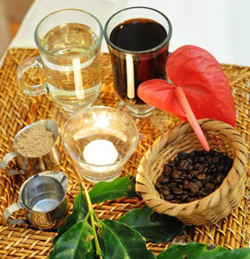 Tắm trắng bằng cà phê, dầu dừa. Phụ nữ phương Tây thích cách kết hợp của cà phê xay và dầu dừa vì nó làm hạn chế sự xuất hiện của các đốm sắc tố nâu đen: nám, tàn nhang... và làm da mịn màng, tinh khiết. Làn da phụ nữ phương Tây tuy trắng nhưng rất dễ xuất hiện tàn nhang, vì thế mà họ chọn cà phê, dầu dừa như một dạng mỹ phẩm làm đẹp thường xuyên.