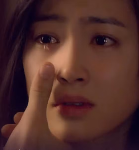 Khi đang khóc. Một đôi mắt đỏ hoe, sưng vù, một chiếc mũi đỏ ửng to phồng lúc khóc sẽ làm bất kì gương mặt nào cũng trở nên khó coi. Theo những phiếu điều tra của các nhà hoạt động xã hội học tại Mỹ thu được thì có tới hơn 50% phụ nữ được hỏi cảm thấy mình tệ nhất khi khóc. Lúc ấy không chỉ buồn ở tinh thần mà cả vẻ ngoài cũng thật "bạc nhược".