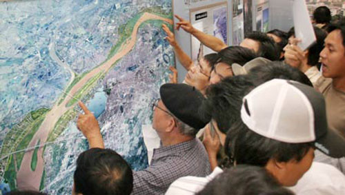 Việc xây dựng hầm vượt sông Hồng cần được xem xét thận trọng.