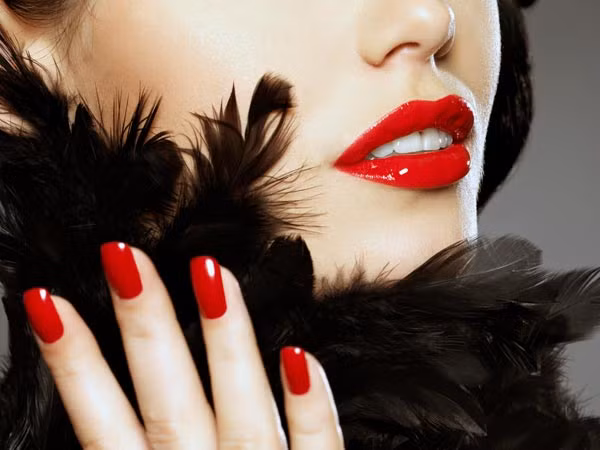 Màu đỏ bóng trẻ trung. Son môi màu đỏ nhìn có vẻ hơi uy nghiêm. Thay vào đó, hãy thử son màu đỏ bóng. Màu này có thể dễ dàng làm cho bạn trông quyến rũ hơn.