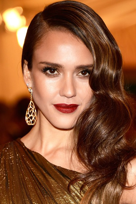 Màu son đỏ “ma cà rồng”. Tông son đỏ này khá “khó tính” và chỉ dành cho những cô nàng có phong cách cá tính, táo bạo. Màu son này vừa rất thanh lịch nhưng cũng đầy điểm nhấn, là màu đỏ burgundy (hay đỏ đun, đỏ rượu vang) ấn tượng, khá kén người và thường chỉ thích hợp với các nàng có làn da trắng và với phong cách trang điểm buổi tối.