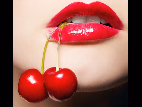 Màu đỏ cherry quyến rũ. Đây là một màu đỏ tươi. Màu đỏ cherry là một màu môi cổ điển và thanh lịch. Đây sẽ là một xu hướngctrong mùa thu năm 2013.
