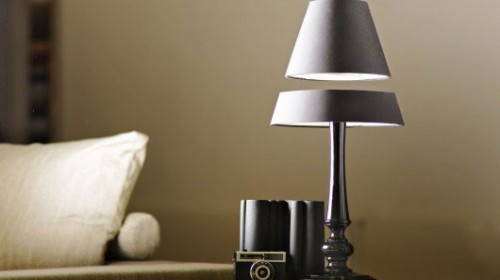 Không để đèn quá sáng. Tốt nhất là không để đèn khi ngủ, vì da cần được nghỉ ngơi chứ không phải bị ánh sáng kích thích. Sáng dậy, da mặt bạn sẽ kém tươi, mệt mỏi, lão hoá sẽ đến nhanh hơn. Vì vậy, để có được làn da tốt và xinh đẹp hơn mỗi ngày đừng quên tắt đèn trước khi đi ngủ.