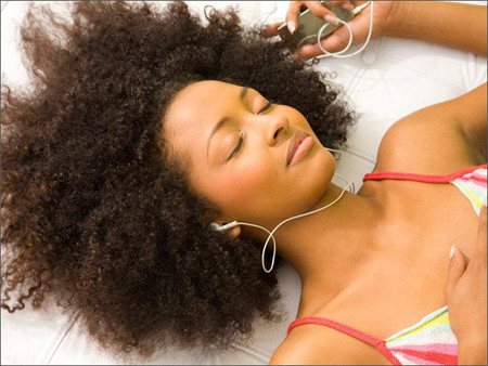 Thiền hoặc nghe nhạc thư giãn. Một giấc ngủ ngon có ảnh hưởng quan trọng đến độ sáng của làn da. Thiếu ngủ hoặc ngủ không ngon sẽ khiến da mặt bị xạm, bớt sức sống. Vì vậy, để có được giấc ngủ sâu bạn nên nghe nhạc nhẹ nhàng hoặc ngồi thiền trước khi đi ngủ.