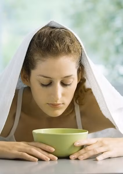 Xông hơi da mặt. Xông hơi da mặt giúp giãn nở lỗ chân lông và tăng thẩm thấu độ ẩm cho da. Hơi nước nóng cũng có thể giúp bạn xả stress rất tốt. Bạn chỉ cần đun sôi nước, rót vào một chiếc bát lớn rồi để khuôn mặt tiếp xúc với hơi nước bốc lên. Sau khi xông hơi da mặt, bạn nên rửa lại mặt bằng nước lạnh, vỗ nhẹ để lỗ chân lông se khít. Cuối cùng, hãy dùng nước hoa hồng hoặc kem dưỡng da để chăm sóc vì da sau khi xông hơi rất dễ bị khô.