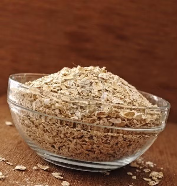 Yến mạch. Bạn có thể hoàn toàn yên tâm rằng yến mạch rất lành tính. Bột yến mạch hoạt động như một chất tự nhiên giúp làm se khít lỗ chân lông. Chuẩn bị bột yến mạch, mật ong và giấm táo, trộn đều với tỷ lệ 1:1:1 làm mặt nạ. Đắp lên da và để trong khoảng 20 phút rồi rửa lại bằng nước ấm.