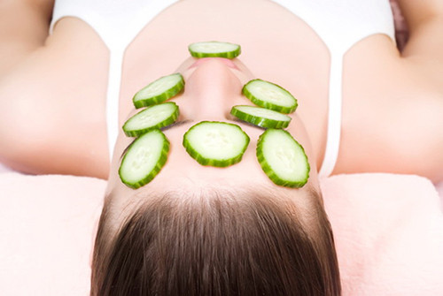 Dưa chuột. Tinh chất từ dưa chuột được coi như một chất hữu hiệu thu nhỏ lỗ chân lông và làm da đẹp, láng bóng, mềm mại. Bạn cũng có thể thái dưa chuột thành những lát mỏng rồi đắp kín mặt nhưng sẽ không tốt bằng dưa chuột xay, vì khi thái miếng, dưa chuột rất nhanh khô.