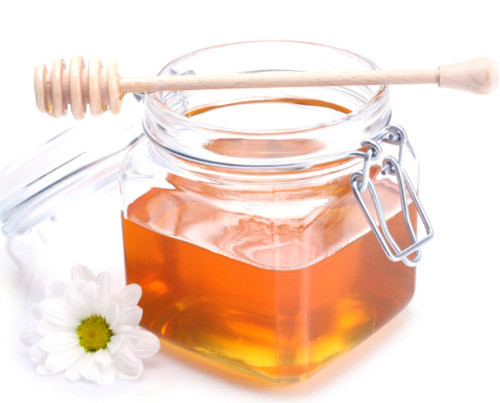 Mật ong. Trộn mật ong với một chút đường và nước cốt chanh, bạn sẽ có hỗn hợp làm thu nhỏ lỗ chân lông vô cùng hiệu quả. Thoa hỗn hợp này lên da, để khô trong khoảng 20 phút rồi rửa lại với nước ấm.