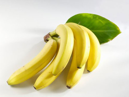 Chuối. Dùng 1 trái chuối chín nghiền nhuyễn, trộn cùng 1 thìa bột yến mạch và 2 thìa sữa tươi. Hỗn hợp này có khả năng kháng khuẩn, làm mềm mịn da, giúp đánh bay những nốt mụn trứng cá và đặc biệt là thu nhỏ lỗ chân lông.