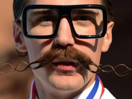 Cấy ghép ria mép: Giờ đây, ngành cấy ghép râu và ria mép lại trở nên phổ biến, với rất nhiều người có nhu cầu đến từ Trung Đông, châu Âu, và châu Á tới Istanbul (thủ đô Thổ Nhĩ Kỳ) tới để tạo các kiểu ria mép độc đáo. Cuộc phẫu thuật này thường mất tới 5 giờ đồng hồ và tốn tới 5000USD. Thậm chí ngành du lịch Thổ Nhĩ Kỳ còn đưa ra gói dịch vụ du lịch bao gồm phẫu thuật tóc-mặt cùng kỳ nghỉ mua sắm ở Istanbul.