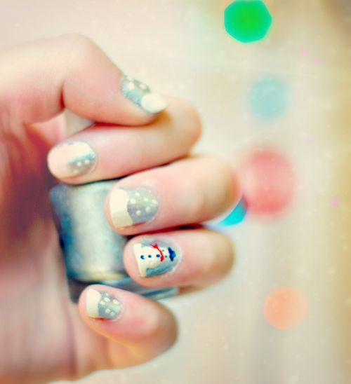 Quang cảnh lễ Giáng Sinh đang hiện diện trọn vẹn trên những móng tay của bạn. Từ người tuyết, ông già Noel, tuần lộc tới bóng trang trí cây thông và màu sắc đặc trưng của chiếc kẹo móc…Nail tươi vui này đặc biệt thích hợp với các bạn trẻ.