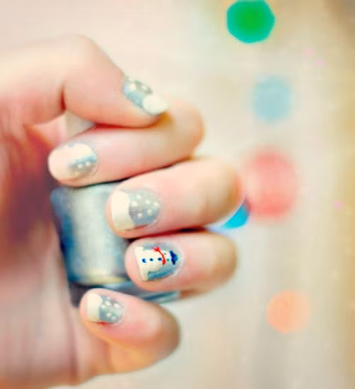 Quang cảnh lễ Giáng Sinh đang hiện diện trọn vẹn trên những móng tay của bạn. Từ người tuyết, ông già Noel, tuần lộc tới bóng trang trí cây thông và màu sắc đặc trưng của chiếc kẹo móc…Nail tươi vui này đặc biệt thích hợp với các bạn trẻ.