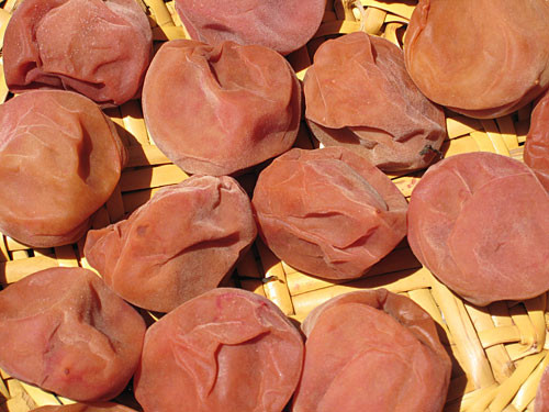 Quả mơ khô. Quả mơ khô thúc đẩy sự phát triển của cơ thể của trẻ và có hiệu ứng tăng cường khả năng miễn dịch trên cơ thể người lớn. Trong các loại trái cây khô này có chứa hàm lượng đường, axit hữu cơ - salicylic, malic, citric, tiền vitamin A (caroten), vitamin C và quả mơ muối hoặc mơ khô cũng giàu kali và sắt rất tốt cho trẻ.