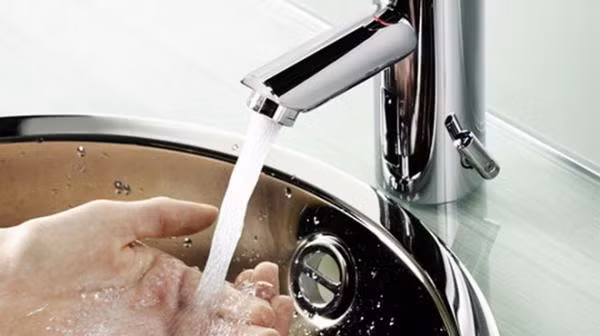 Nước máy ô nhiễm. Nước sinh hoạt bị ô nhiễm (nhất là nước từ giếng) có thể ảnh hưởng nghiêm trọng với sức khỏe bé. Các chuyên gia khuyến cáo, nguồn nước cần được kiểm tra.