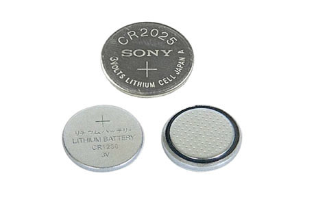 Pin cúc áo, pin tiểu. Pin được dùng trong đồng hồ, các loại đồ chơi, máy móc. Nếu bé nuốt phải, pin sẽ dính ở cổ họng hay dạ dày, gây bỏng nặng vì hóa chất của pin rò rỉ ra ngoài.