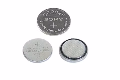 Pin cúc áo, pin tiểu. Pin được dùng trong đồng hồ, các loại đồ chơi, máy móc. Nếu bé nuốt phải, pin sẽ dính ở cổ họng hay dạ dày, gây bỏng nặng vì hóa chất của pin rò rỉ ra ngoài.