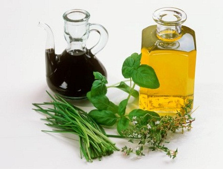 Tinh dầu dành cho bé (baby oil). Loại này tương tự như xăng dầu, chất đánh bóng gỗ, nước rửa kính... Khi nuốt phải những chất này, chúng dễ dàng đi xuống phổi của bé. Chỉ một lượng nhỏ có thể gây viêm phổi trong vài tiếng đồng hồ. Dung dịch này còn lan ở bề mặt bên trong của phổi, cản trở oxy vào máu.