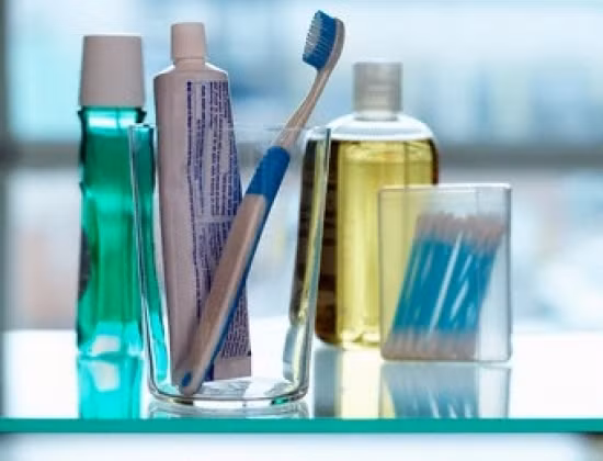 Nước súc miệng. Nhiều nhãn hiệu nước súc miệng có chứa cồn. Mà cồn ảnh hưởng đáng kể đến các bé cho dù chỉ với số lượng nhỏ. Nó gây sụt giảm nhanh lượng đường trong máu, buồn ngủ, động kinh, thậm chí tử vong.