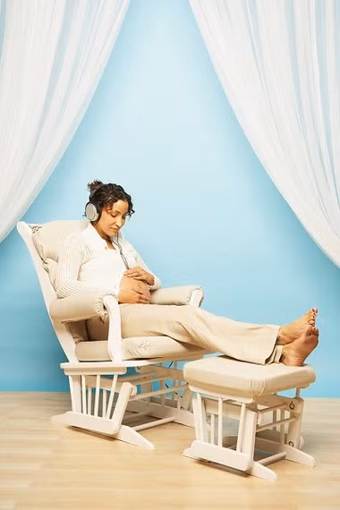 Ngồi kê một chân. Dùng một cái bục kê chân có độ cao vừa phải, kê một chân lên đó. Bạn có thể đổi chân để cảm thấy dễ chịu hơn.