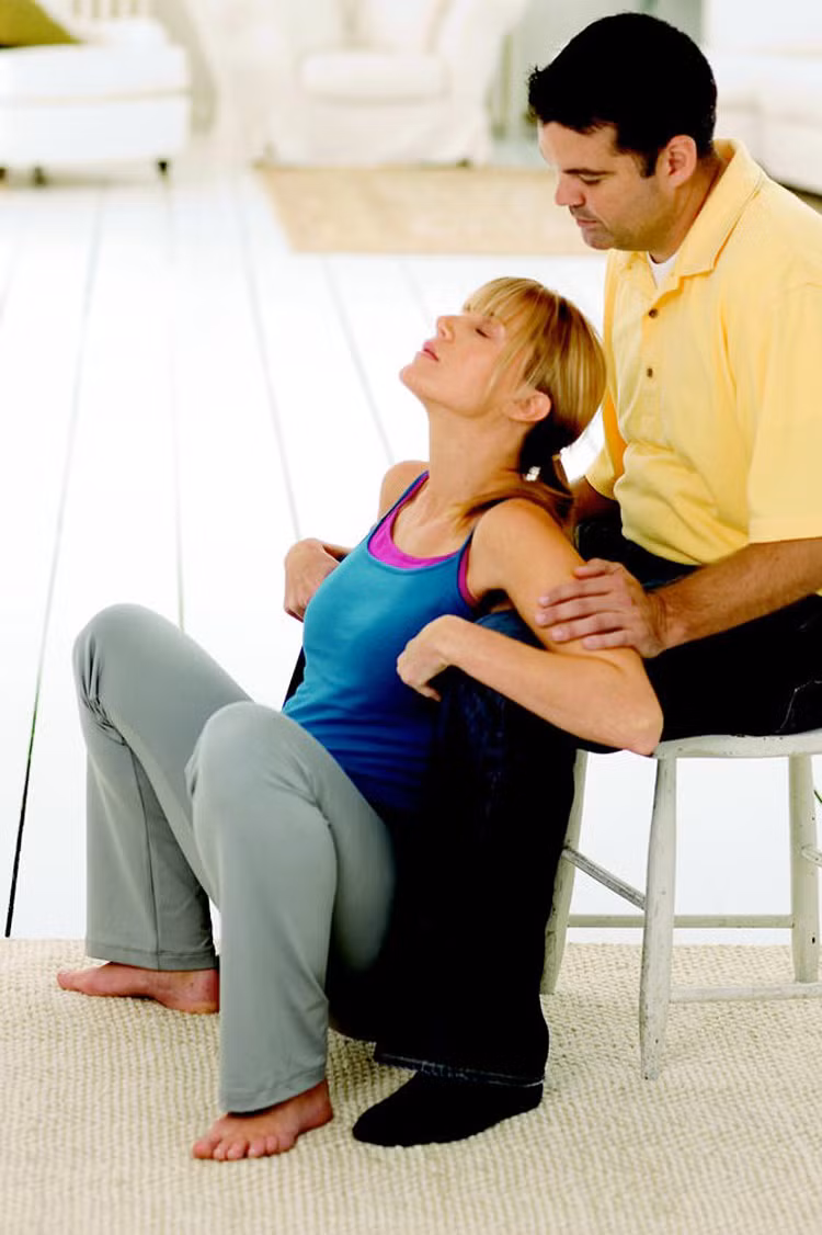 Ngồi xổm. Tư thế này tuy hơi khó khi bụng của bạn đang rất to nhưng nếu có thể thì hãy thử nhé. Vì ngồi xổm giúp khung xương chậu của người mẹ rộng mở, tạo điều kiện cho bé tụt xuống. Hãy vịn tay vào một nơi chắc chắn như thành ghế hoặc mép giường khi ngồi. Cũng có thể nhờ chồng hoặc người thân ngồi lên ghế, còn bạn vịn tay vào hai đầu gối của họ. Khi có người thân bên cạnh, bạn sẽ cảm thấy được an ủi phần nào.