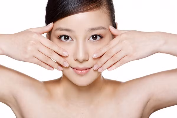 Chăm sóc tăng cường. Phái đẹp thường có thói quen thoa kem dưỡng một lần mỗi ngày vào buổi tối trước khi đi ngủ nhưng như vậy là chưa đủ trong mùa lạnh. Bạn nên thoa dưỡng khoảng 3-4 lần/ngày vào những vùng da khô để cải thiện và bảo vệ da. Ngoài ra, việc tẩy da chết cũng nên được áp dụng thường xuyên, thời gian lý tưởng để thực hiện là 2 lần/tuần.