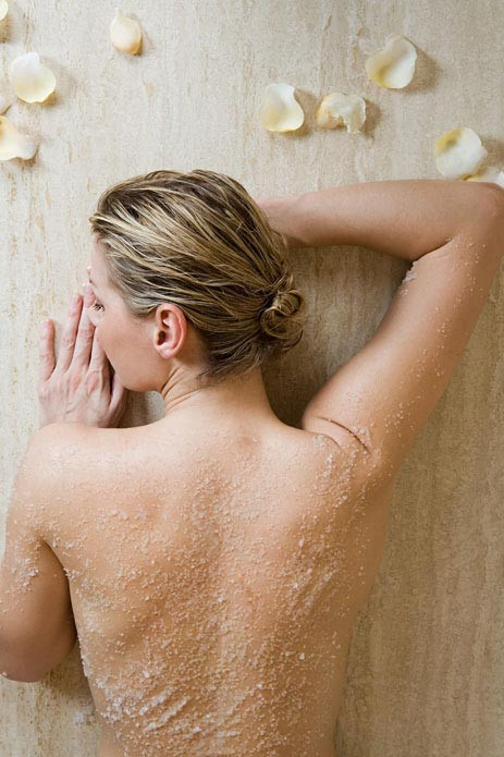 Tẩy tế bào chết. Nhiều người có làn da khô tin rằng tẩy tế bào chết sẽ gây hại nhiều hơn lợi, nhưng thực tế da khô lại cần được loại bỏ những lớp da chết để trở nên trắng sáng. Lựa chọn loại tẩy tế bào chết nhẹ nhàng phù hợp với loại da của mình và tẩy hai – ba lần mỗi tuần để có kết quả tối ưu.