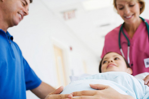 Đừng giấu mọi người về sự lo ngại của bạn. Bạn đang lo lắng về những cơn đau khi sinh bé, sợ sệt những ống kim tiêm, mùi thuốc men tại bệnh viện và bạn đang bị mất kiểm soát? Đó là tâm lý rất bình thường. Trong trường hợp này, trò chuyện với một người bạn đáng tin cậy và có kinh nghiệm, hoặc chuyên gia về sinh đẻ, hoặc một bà đỡ mát tay sẽ giúp bạn xóa tan đi những âu lo.