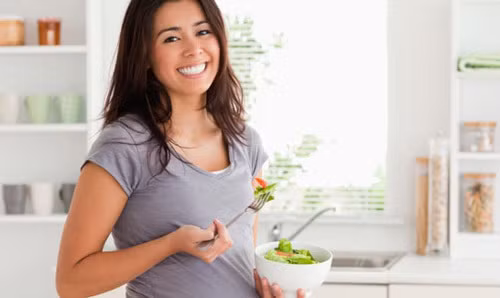 Tự lên thực đơn cho mình. Khi bạn đã quyết tâm giảm cân thì dù là ngày Lễ Tết hay ngày thường nếu bạn đã có một thực đơn giảm cân khoa học thì vấn đề tăng cân không còn là nổi lo ngại của bạn. Bạn cần chọn cho mình nhóm thực phẩm yêu thích đảm bảo đủ lượng dinh dưỡng cần thiết và tất nhiên vẫn kiểm soát lượng calo trong từng món ăn khi bạn đưa chúng vào thực đơn hằng ngày.