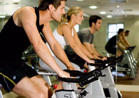 Duy trì việc tập luyện. Mọi người thường có thói quen đi ngủ muộn và ngủ nướng vào những ngày nghỉ lễ. Tuy nhiên, hãy duy trì sinh hoạt điều độ và tập luyện thể chất trong những ngày này để tăng cường sức khỏe và giữ vóc dáng.