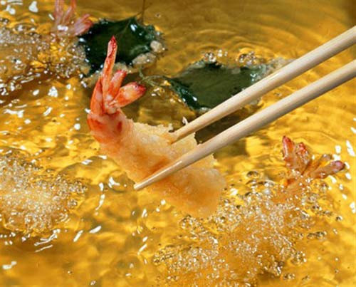 Tránh xa đồ rán. Nếu bạn đang ăn kiêng thì chắc chắn trong thực đơn tại nhà của bạn không có nhiều đồ rán. Và cũng đừng từ bỏ thói quen nàykhi bạn đi ăn tại nhà hàng. Hãy nói "không" với các món rán và lựa chọn những món tốt hơn cho sức khỏe.