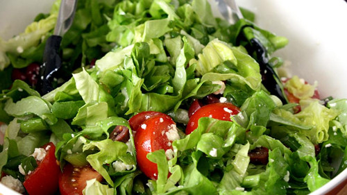 Sa lát. Theo kết quả một số nghiên cứu thì những người bắt đầu bữa ăn với súp và sa lát thường tiêu thụ ít calo hơn trong toàn bữa ăn. Đó là lý do vì sao chúng ta nên gọi sa lát, không chỉ cho món khai vị mà cho cả món chính. Nhớ yêu cầu nhà hàng để nước xốt bên cạnh để bạn chấm từng miếng thay vì rưới toàn bộ lên phần ăn của mình. Cách đó sẽ giúp bạn giảm bớt lượng calo hấp thụ vào cơ thể.