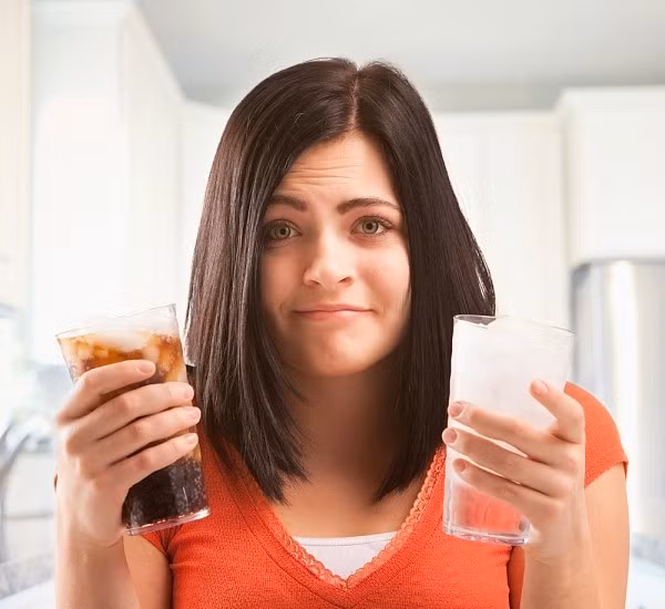 Đồ uống. Nếu bạn thích uống các loại nước giải khát (như soda) trong bữa ăn thì nên thay đổi thói quen vì loại nước này sẽ làm tăng lượng calo bạn hấp thụ vào cơ thể. Thay vào đó, hãy lựa chọn nước suối hoặc trà không ngọt vì chúng không chỉ tốt hơn cho sức khỏe mà cho cả ví tiền của bạn nữa.