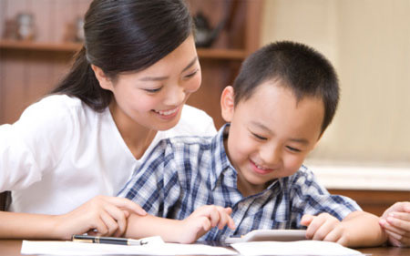 Các câu hỏi này được lặp lại thường xuyên khiến bạn cảm thấy khó chịu và bực mình. Nhưng bạn cần phải giữ bình tĩnh trong những lúc như thế này. Bạn không cần phải trả lời một cách khoa học, chính xác cho tất cả các câu hỏi của con, nhưng hãy chắc chắn rằng bạn không làm hạn chế trí tưởng tượng và óc sáng tạo của con bằng cách bắt con giữ im lặng.