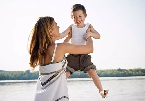 Hẹn hò với bé. Nghe có vẻ lạ tai nhưng nếu bạn biết cách tạo ra những buổi trò chuyện trong khung cảnh ngoài trời, mát mẻ sẽ cũng rất thú vị với bé. Bạn có thể cùng nắm tay bé đi dạo quanh hồ nước, ngồi ghế đá tết tóc cho con hoặc đơn giản hơn là chơi trò đuổi bắt cùng bé trên thảm cỏ xanh… Những hoạt động vừa giúp bé tăng cường thể chất vừa giúp hai mẹ con sảng khoái tinh thần.