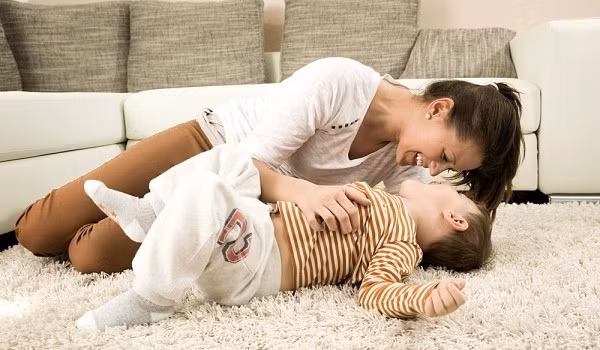 Trân trọng những khoảnh khắc. Đôi khi vì quá bận rộn hay vì một lý do nào đó mà bạn quên tận hưởng những khoảnh khắc tuyệt vời bên con. Khi ở bên con, bạn đừng quá bận tâm nên nói gì, làm gì để con hiểu được tình cảm của mình. Tốt nhất là bạn nên thư giãn và thoải mái tận hưởng những giây phút quý giá đó vì nó sẽ chẳng bao giờ quay trở lại.