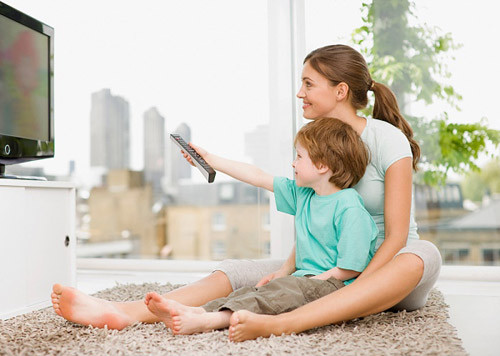 Cùng xem tivi với con. Bạn ôm bé vào lòng và cùng bình luận về bộ phim hoạt hình đang chiếu trên tivi. Bé cũng sẽ rất hào hứng nếu được trở thành "phát thanh viên" cho bạn với các tình huống sôi động đang diễn ra…