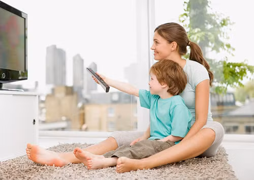 Cùng xem tivi với con. Bạn ôm bé vào lòng và cùng bình luận về bộ phim hoạt hình đang chiếu trên tivi. Bé cũng sẽ rất hào hứng nếu được trở thành "phát thanh viên" cho bạn với các tình huống sôi động đang diễn ra…