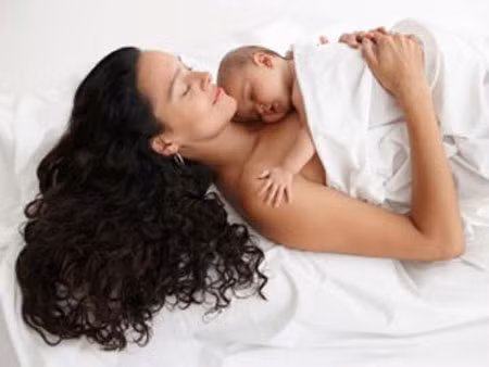 Tránh giữ con một cách thái quá. Luôn luôn bảo vệ con là khuynh hướng cũng như bản năng của một người mẹ. Nhưng đôi khi nếu bạn bảo vệ con quá mức sẽ gây trở ngại cho sự phát triển độc lập của bé. Ở nhiều thời điểm, bạn nên để con tự học hỏi và nhận ra những sai lầm của bản thân. Những bài học đầu tiên này sẽ theo bé đi suốt chặng đường dài phía trước.