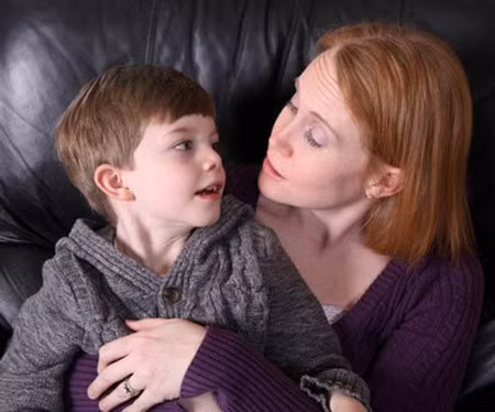 Hiểu tâm lý của con. Bạn không nên quá áp đặt suy nghĩ của mình vào con để bắt con phải làm thế này hay thế khác. Hãy luôn lắng nghe những gì con nói, bởi những suy nghĩ non nớt và trong sáng của con cần được mẹ hiểu và chấp nhận.