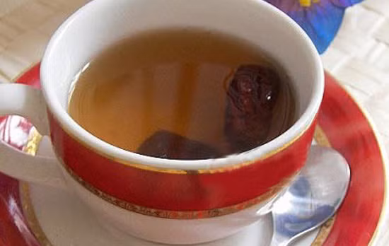 Nước táo đỏ, mộc nhĩ. Mộc nhĩ 30 gram ngâm cho nở sau đó rửa sạch, táo đỏ khô 20 quả bỏ hạt sau đó đem cả hai cho vào nồi, thêm 3 bát nước, đun sôi rồi ninh nhỏ lửa trong nửa tiếng. Mỗi ngày uống 1 lấn sau bữa ăn sáng sẽ cho bạn hiệu quả trong việc điều trị và triệt tận gốc mụn và các đốm đen trên da.