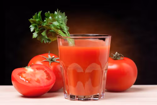 Nước ép cà chua. Nước ép cà chua màu đỏ có nhiều lợi ích cho làn da. Từ việc làm sạch da đến làm mờ vết sẹo và mụn, nước ép cà chua cũng rất dễ làm và thân thiện với làn da.
