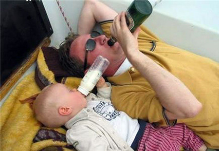 Bố uống bia thì con cũng uống...sữa nhé!