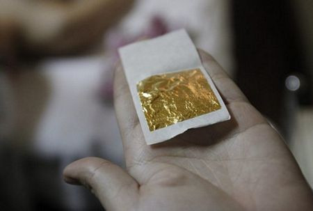 Miếng mặt nạ bằng vàng dát mỏng được sử dụng để đắp mặt nạ làm đẹp, dưỡng trắng da mặt.