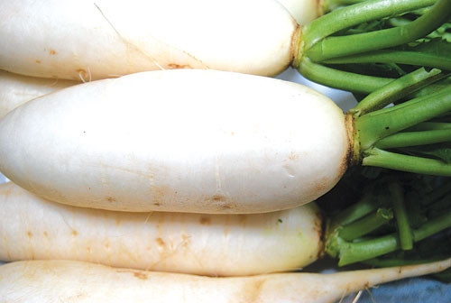 Củ cải trắng cho da trắng nõn. Lý do củ cải trắng có tính năng như vậy là do nó giàu vitamin C và chất chống ô xy hóa có thể ức chế sự tổng hợp melanin, ngăn ngừa quá trình oxy hóa của chất béo để ngăn chặn sự lắng đọng của lipofuscin. Vì vậy, ăn củ cải trắng có thể giúp cho làn da nhợt nhạt trở nên sáng và tươi tắn hơn.