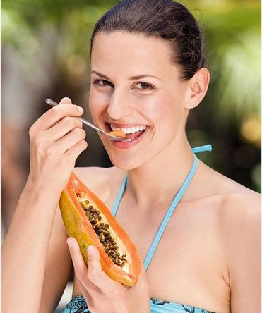 Đu đủ tăng vòng 1. Các nghiên cứu cho thấy các emzyme chứa trong quả đu đủ, chất dịch màu trắng (mủ) từ trong trái tiết ra khi cắt, có nhiều nhất trong trái đu đủ giúp đẩy mạnh hoạt động của nội tiết tố nữ phytoestrogens – chất này có khả năng tăng kích cỡ núi đôi.