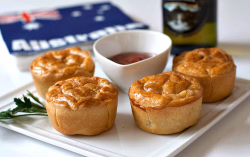 Bánh nhân thịt. Có lẽ món này không lạ lẫm với nhiều người lắm. Nhưng nó lại là một món không thể thiếu trong Noel. Chiếc bánh như một “cái túi” đựng bên trong nào thịt băm, nào trái cây và chút đường, chút gia vị đặc biệt...hỗn hợp này tạo nên kho chất béo khổng lồ khi nạp vào cơ thể.