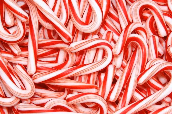 Kẹo Giáng sinh. Từ lâu, kẹo cây gậy đã trở thành món ăn không thể thiếu trong lễ Giáng sinh. Ban đầu, cây kẹo này có hình dáng thẳng và chỉ có màu trắng. Thành phần chủ yếu của kẹo là đường, vì thế nó có thể gây tăng cân nhanh chóng. Việc ăn kẹo quá nhiều, ăn liên tục trong mùa Giáng sinh chính là nguyên nhân khiến các bạn tăng cân nhanh chóng.