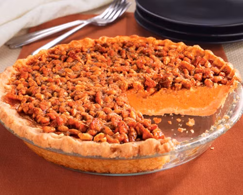 Bánh bí ngô. Món ăn này trở nên quen thuộc trong thực đơn những ngày Giáng Sinh từ rất lâu. Bánh được làm từ bí ngô và mật ong, thêm một chút kem lên trên trông rất hấp dẫn. Tuy nhiên, món này chứa rất nhiều đường, nó cũng có thể khiến cơ thể bạn tích mỡ nhanh chóng dủ chỉ ăn trong một thời gian ngắn.